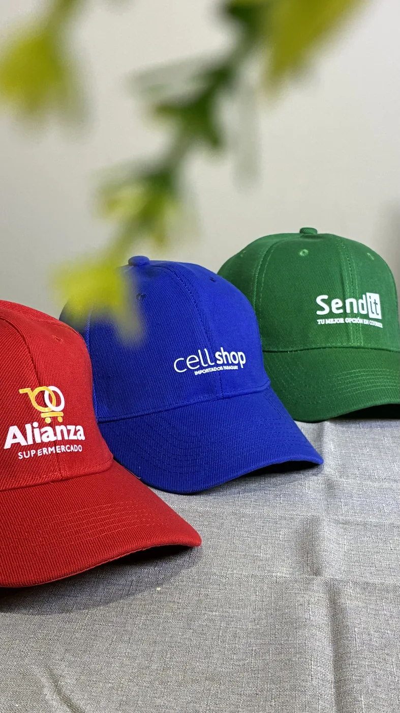 Kepis en colores surtidos personalizados para empresas en Paraguay