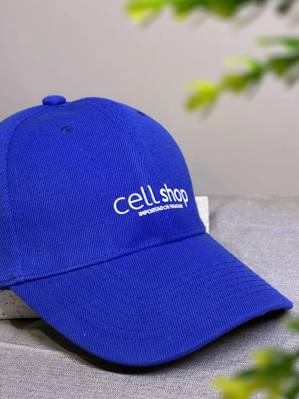 Kepi azul personalizado con logo blanco de empresa importadora