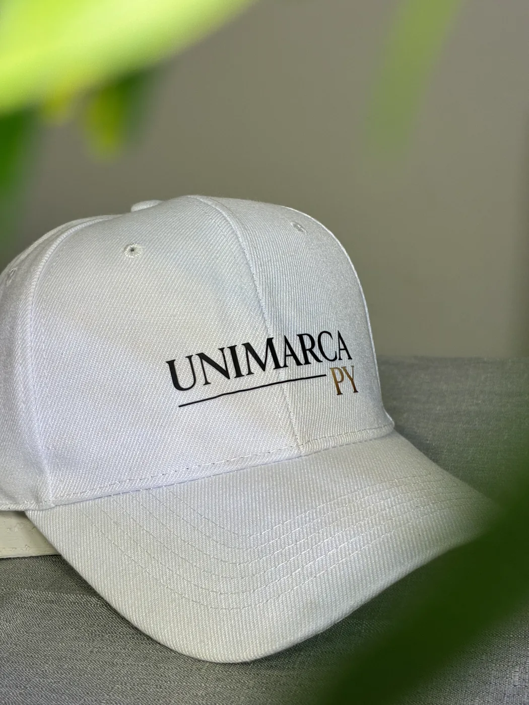 Kepi blanco personalizado con el logo de la empresa impreso