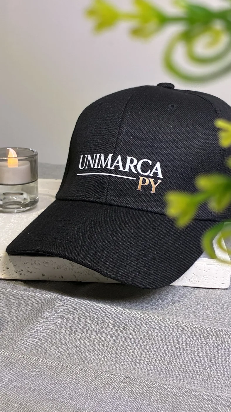 Kepi negro personalizado con logo blanco y dorado en DTF textil