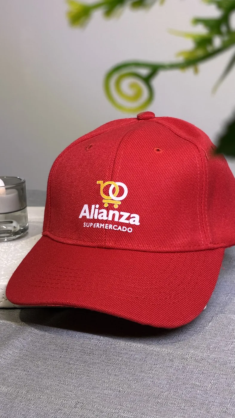 Kepi rojo personalizado con logo a color de supermercado