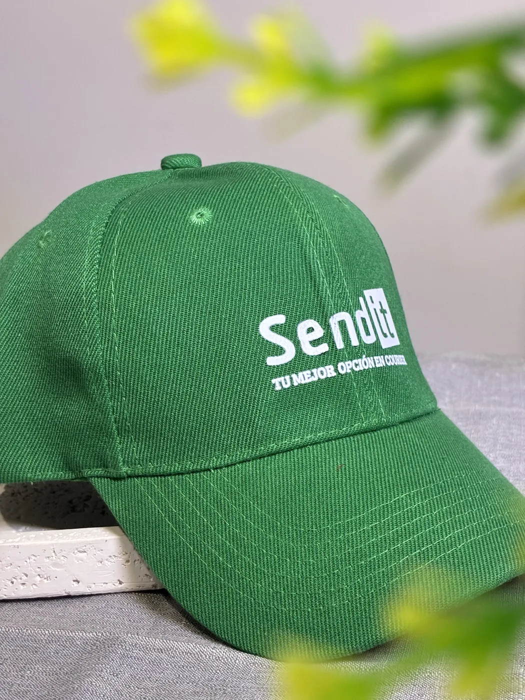 Kepi verde personalizado con logo blanco de empresa de correos